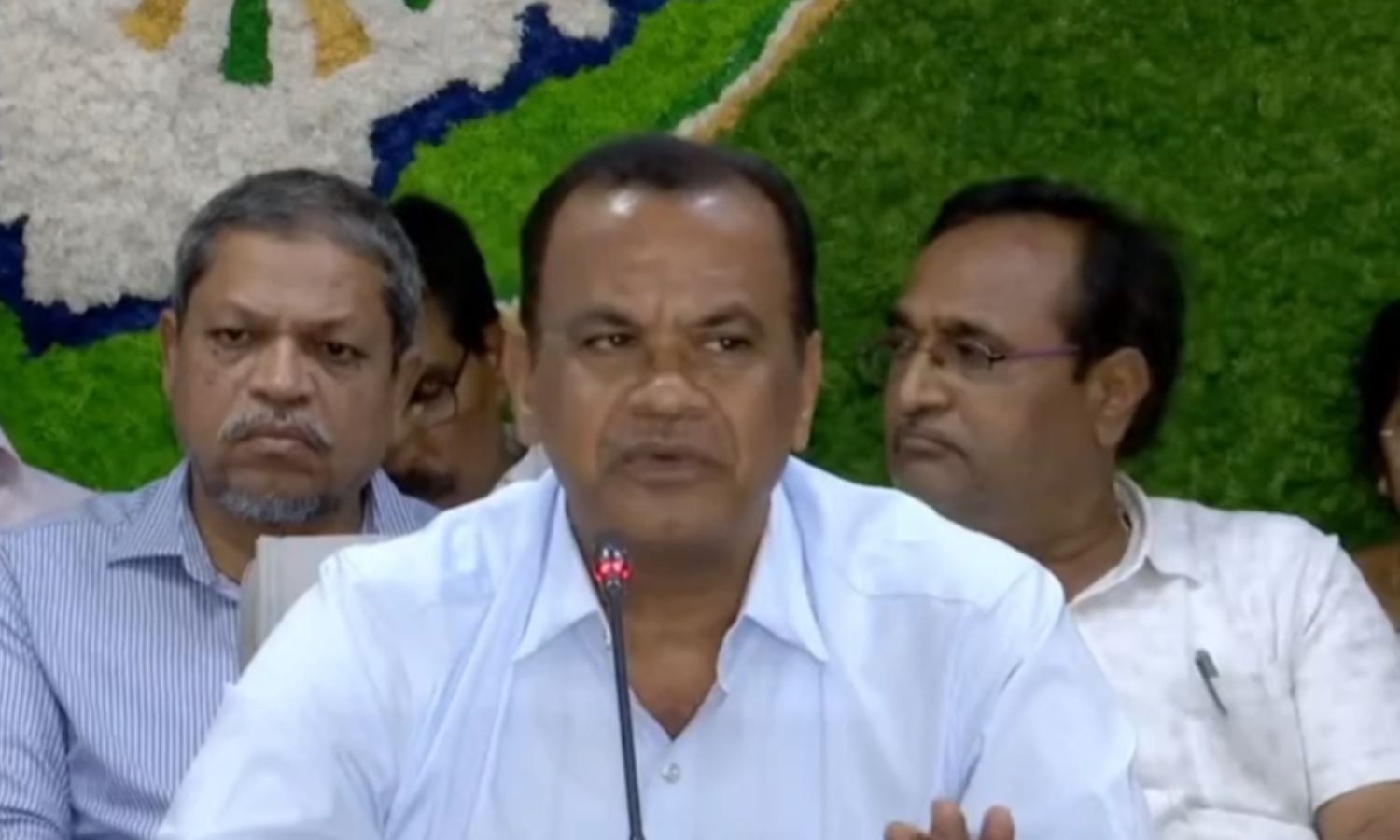 Komatireddy Demands KCR